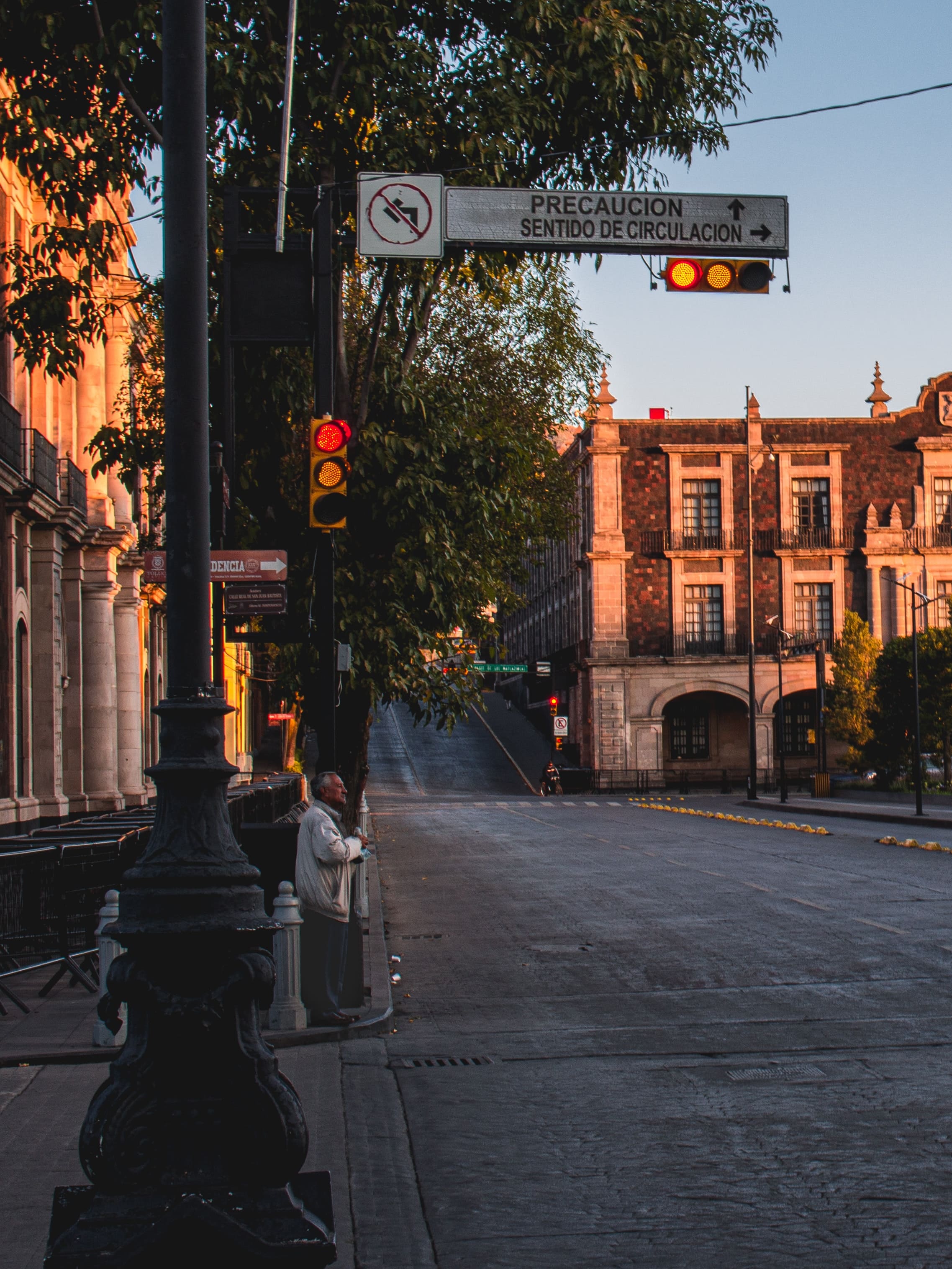 Imagen de una calle en el centro de Toluca con un edificio colonial al fondo