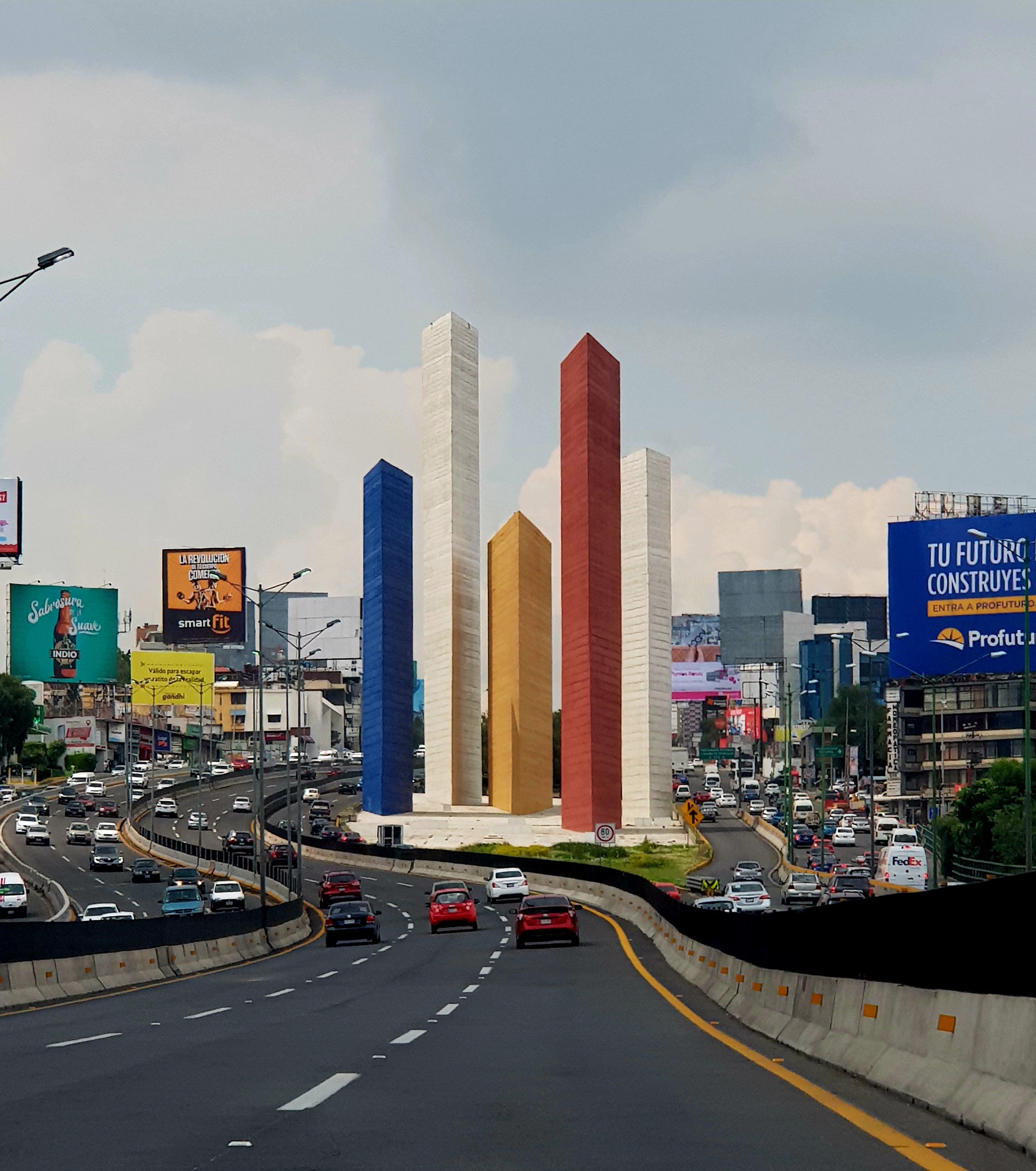 vista de un monumento emblemático de Naucalpan de Juárez, municipio ideal para rentar tu departamento en Naucalpan.