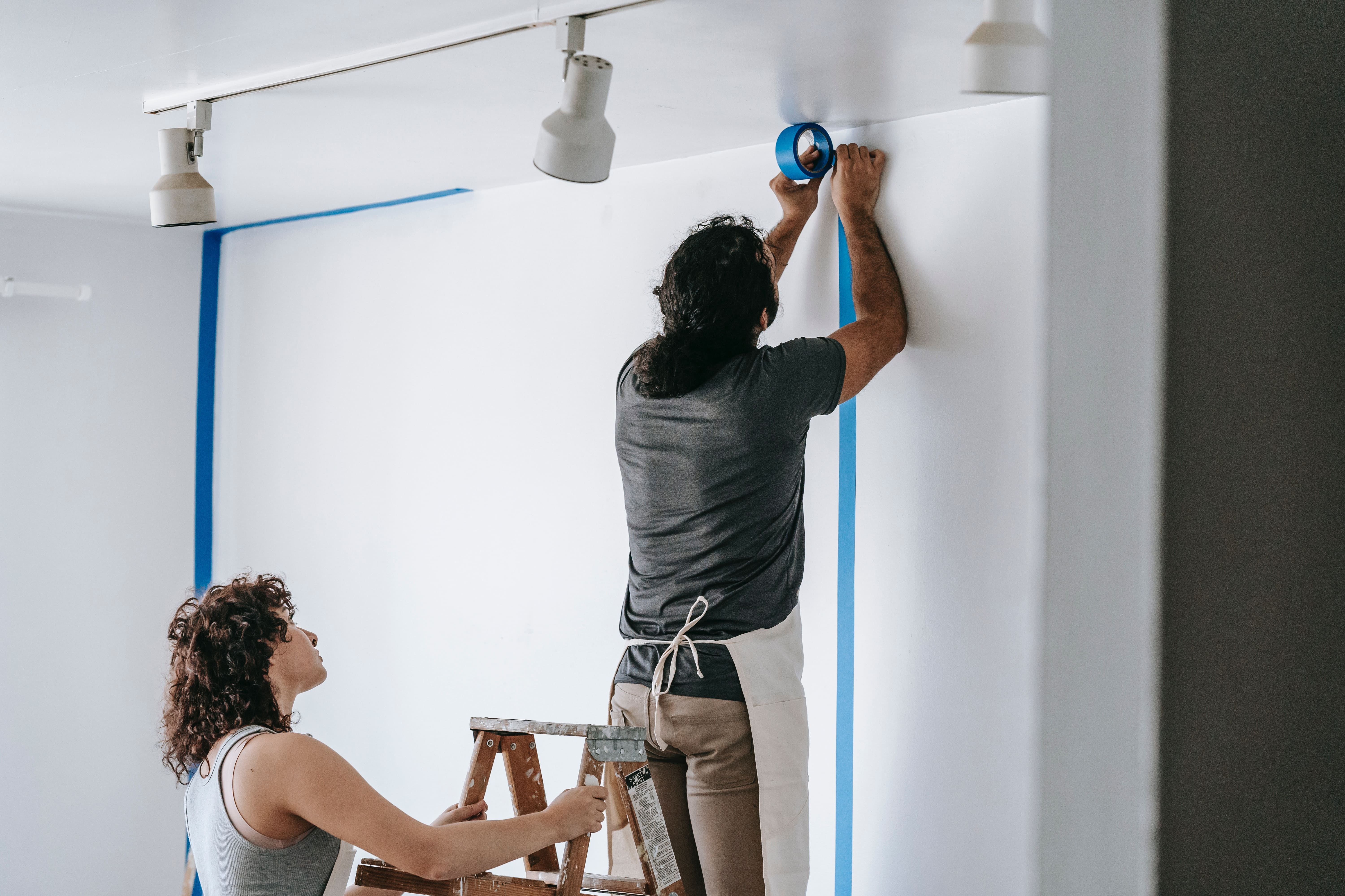 Fotografía de dos personas trabajando en el mantenimiento de una casa