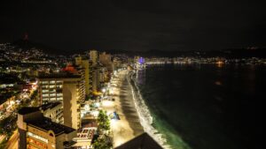  Vista nocturna de la Zona Dorada, un popular sitio para rentar casas en Acapulco.