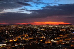 Horizonte de Hermosillo al atardecer, mostrando multitud de casas en renta en Hermosillo.