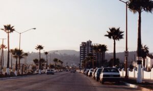 Fotografía de una de las calles principales de Rosarito, Baja California