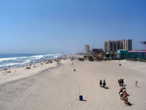 Fotografía de la playa de Rosarito, con un complejo hotelero al fondo