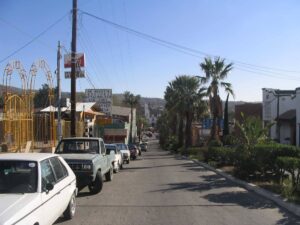 Fotografía de una calle principal en la ciudad de Tecate, Baja California