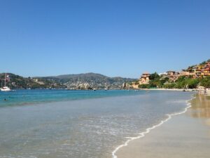 Playa en la costa de Zihuatanejo, zona popular para rentar tu casa en Zihuatanejo