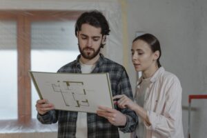 Fotografía de un hombre y una mujer planificando reparaciones en un departamento en renta en El Marqués