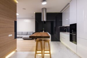 Fotografía ilustrativa de una amplia cocina equipada con isla y barra en un departamento en renta en San Juan del Río.