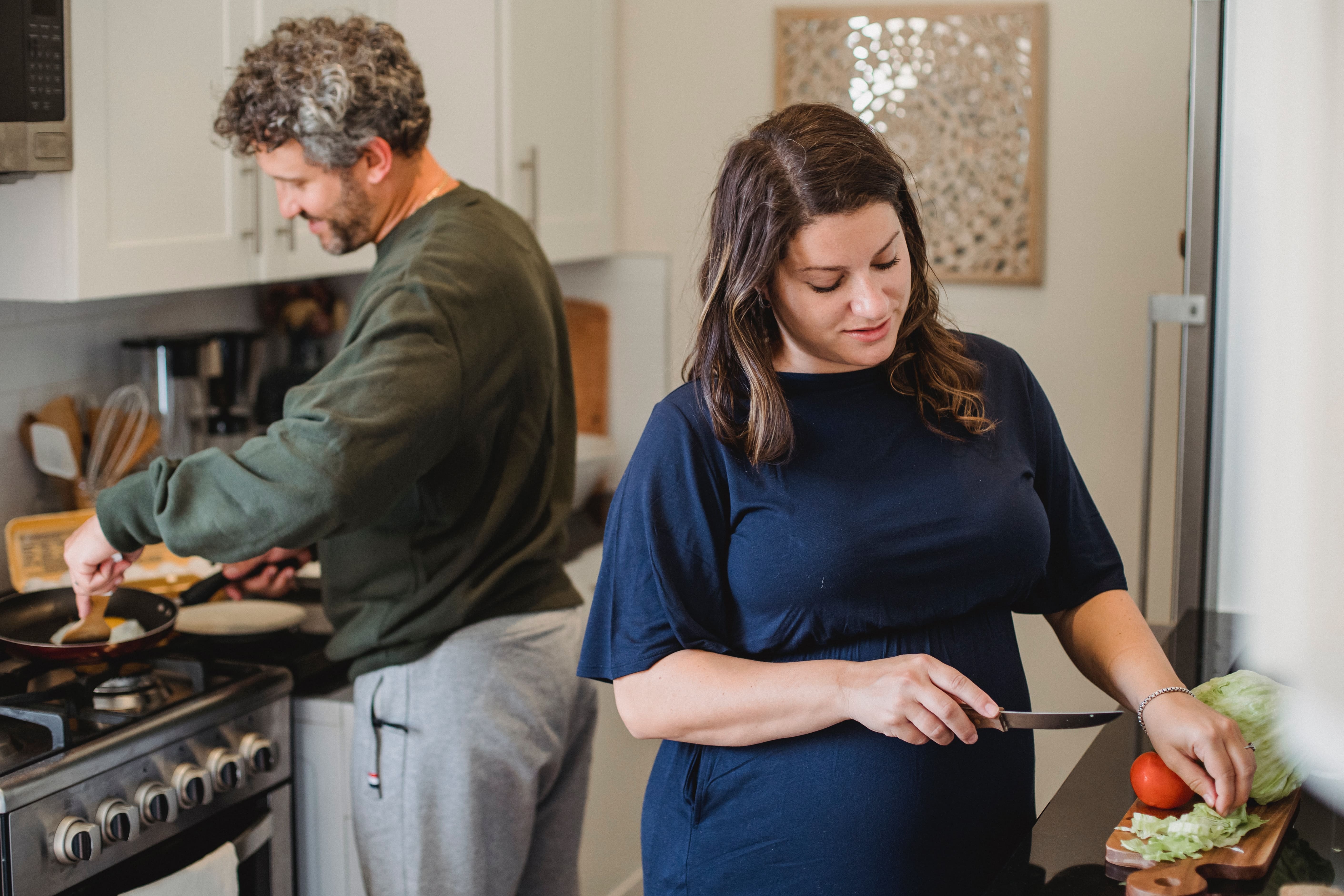 Fotografía de una pareja preparando comida en su cocina 