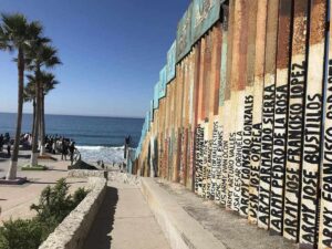 Fotografía de la frontera entre México y Estados Unidos en Playas de Tijuana