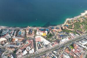 vista aérea de la costa de Puerto Vallarta, donde se observan inmuebles, ideales para rentar tu departamento en Puerto Vallarta. 