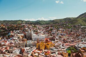 Imagen aérea del centro histórico de Guanajuato, en donde se aprecian los principales edificios y colonias residenciales 