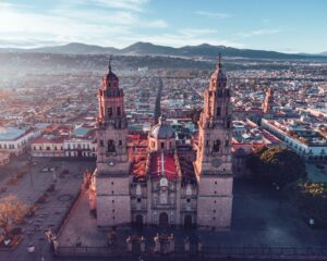 Vista de la catedral e inmuebles en el centro de la ciudad, donde puedes rentar tu casa en Uruapan.