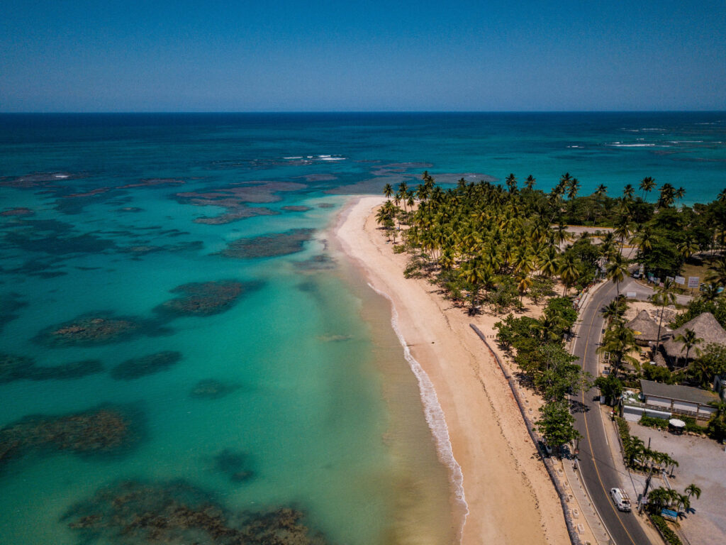 vista a la playa y a la población del municipio de Chetumal, donde podrás rentar tu departamento en Chetumal.