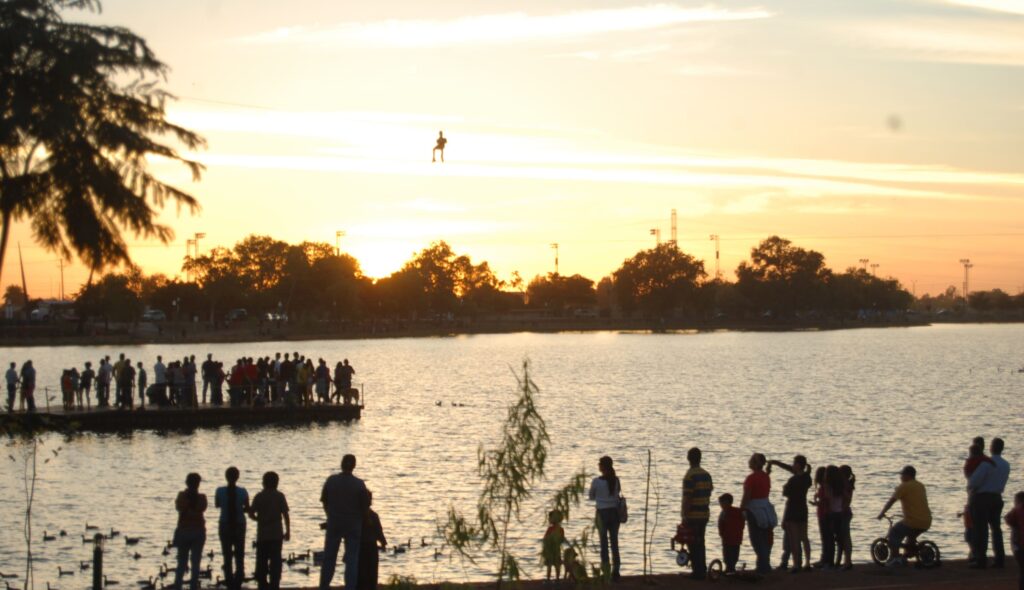 Laguna de Nainari al atardecer, uno de los atractivos naturales que puedes promover al rentar tu casa en Ciudad Obregón