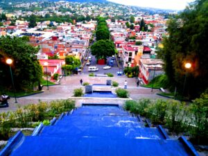 Vista panorámica de la ciudad de Tlaxcala desde sus famosas escalinatas. Los alrededores son un punto popular para rentar una casa en Tlaxcala.