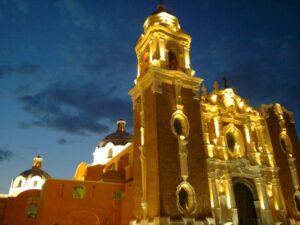 Vista nocturna de la iglesia de Tlaxcala, ubicada en el centro de la ciudad