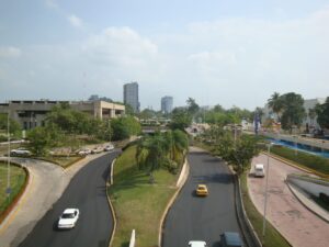 Vista diurna de la zona Tabasco 2000, una de las vialidades principales que puede beneficiarte tener cerca al rentar tu casa en Villahermosa.