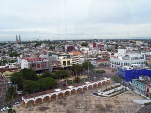 Vista panorámica de la ciudad de Villahermosa con la explanada de su centro histórico en primer plano.