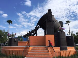 Monumento al acero en la plaza principal, un atractivo a destacar al rentar tu departamento en Monclova.