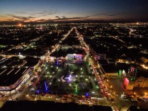 Vista panorámica de la ciudad iluminada al anochecer, un hermoso paisaje que se puede ver al rentar tu departamento en Monclova.