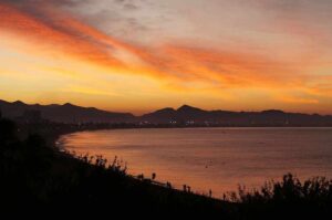 Playa de Colima al atardecer, un hermoso atractivo para promover tu departamento en renta en Manzanillo.