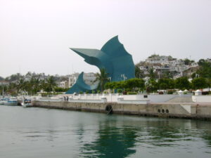 Centro de la ciudad con la famosa Escultura del Pez Vela al fondo.