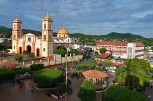 Hermosa iglesia y su quiosco, un área de reunión habitual para los inquilinos que rentan una casa en San Andrés Tuxtla.