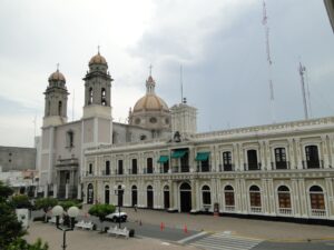 Edificio de gobierno y Catedral menor, atractivos alrededor de los departamentos en renta en Colima.