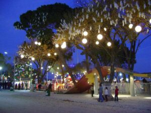 Plaza principal en Piedras Negras durante una tarde de diciembre. Uno de los lugares habituales en que se reúne la gente que renta un departamento en Piedras Negras.