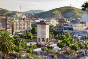 Vista aérea de la Plaza de Armas, un lugar emblemático para quienes rentan un departamento en Torreón.