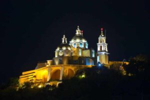 Fotografía de la iglesia en la Gran Pirámide de San Pedro Cholula por la noche