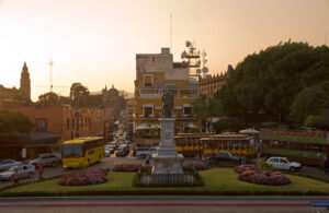 Centro de la ciudad al atardecer, un punto popular para rentar un departamento en Cuernavaca.