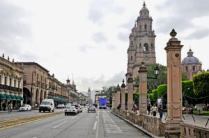 Calle principal en el centro de la ciudad, una vialidad principal muy usada por quienes rentan un departamento en Morelia.