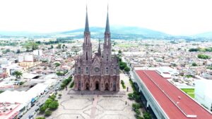 Vista panorámica de la ciudad, con su hermosa catedral en el centro, un símbolo a destacar cuando promuevas tu departamento en renta en Zamora