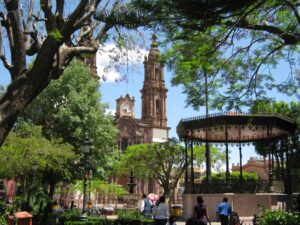 Zócalo de Zamora en el centro histórico. Rentar un departamento en Zamora alrededor de esta zona puede representar importantes ganancias.