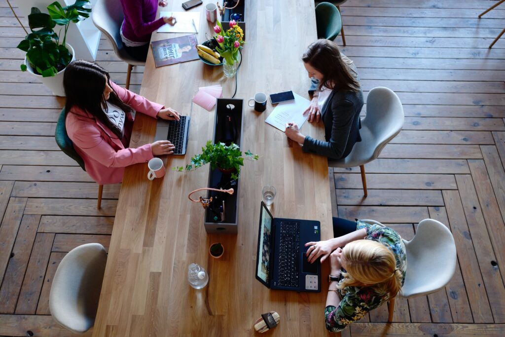 Fotografía del interior de una oficina flexible con espacios compartidos entre empleados.