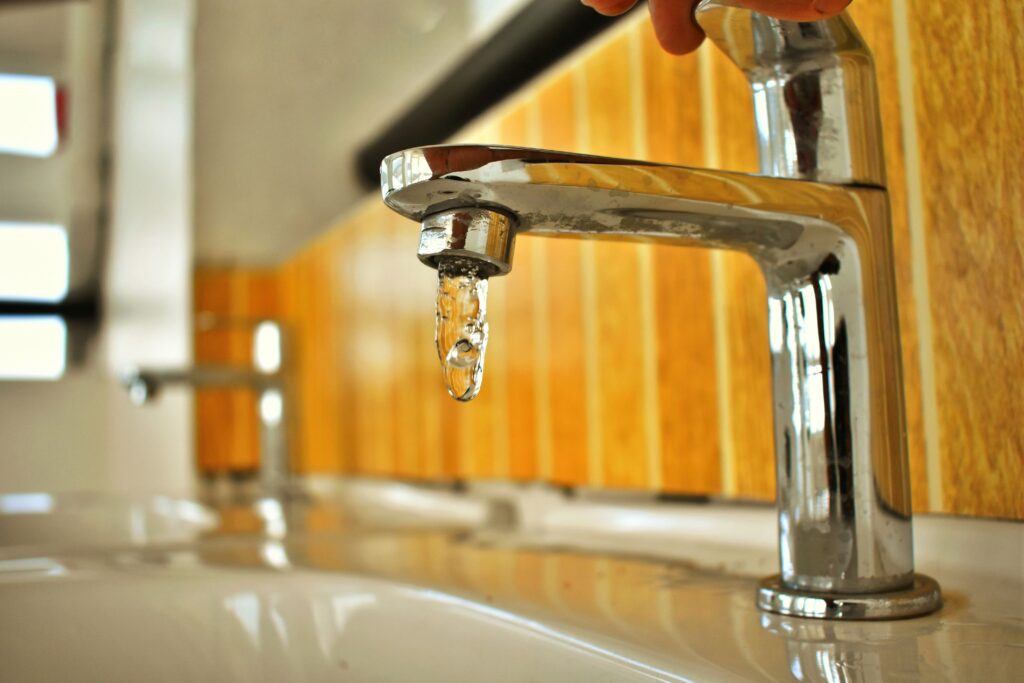 Fotografía de un par de grifos de agua en un baño en una casa en renta.