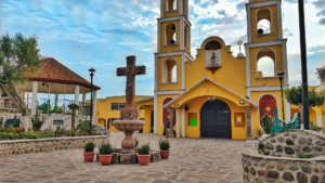 Imagen de una iglesia y algunos monumentos en el centro histórico de Cuautitlán.