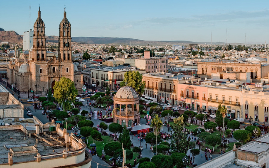 Imagen panorámica del centro histórico de Gómez Palacio, donde se aprecia la plaza central, la parroquia y al fondo las zonas residenciales