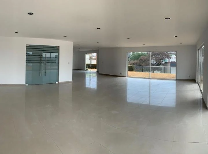 Interior sin amueblar de una casa en venta en Atizapán