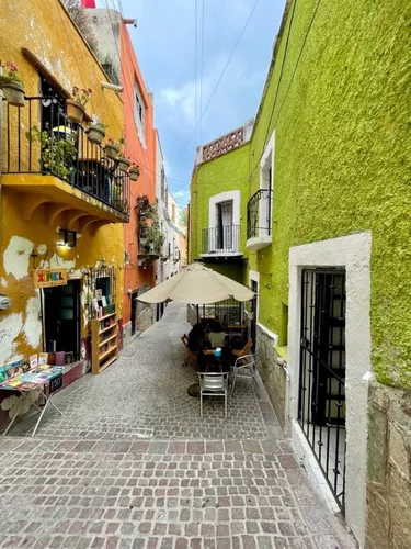 Imagen de un callejón de la ciudad de Guanajuato en la que se aprecia una zona residencial