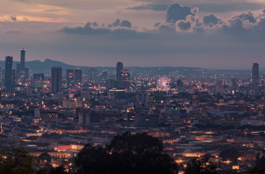 vista nocturna a la iluminada ciudad de Cholula, Puebla