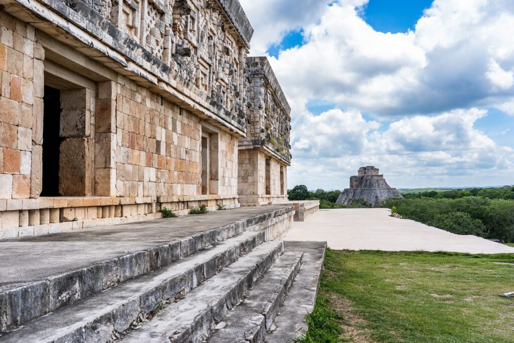 vista de una de las zonas arqueológicas de Umán, Yucatán