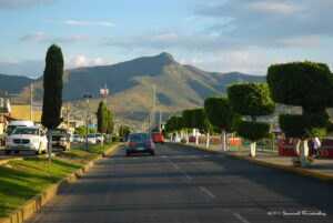 Fotografía de una de las avenidas principales de Coacalco con la Sierra de Guadalupe de fondo