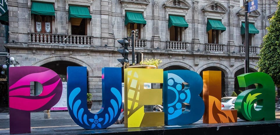  Fotografía de las populares letras de la ciudad en el centro histórico de Puebla.