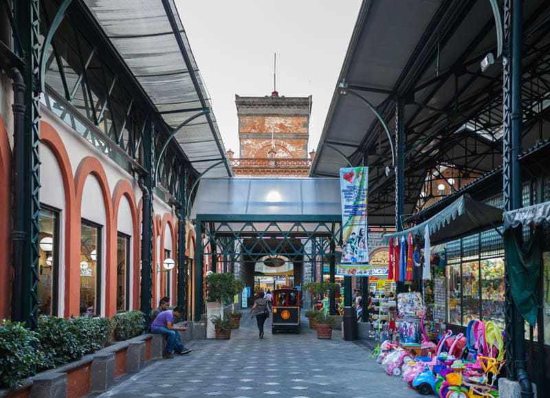 Fotografía del interior del popular Mercado de la Victoria en Puebla
