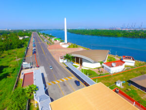 Malecón de Lázaro Cárdenas con sus hermosas aguas azules y su conocido obelisco. Rentar tu departamento en Lázaro Cárdenas en esta zona es una buena opción.