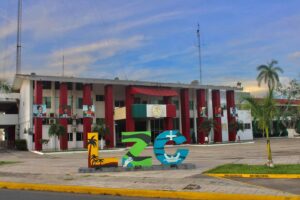 Palacio municipal con sus famosas letras de colores que identifican los puntos más turísticos, y habitualmente, populares para rentar un departamento en Lázaro Cárdenas.