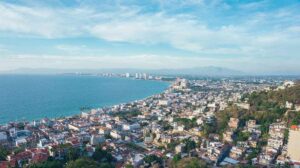 Fotografía panorámica de Puerto Vallarta con el océano de fondo.