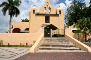 vista a una de las iglesias de Ticúl, Yucatán